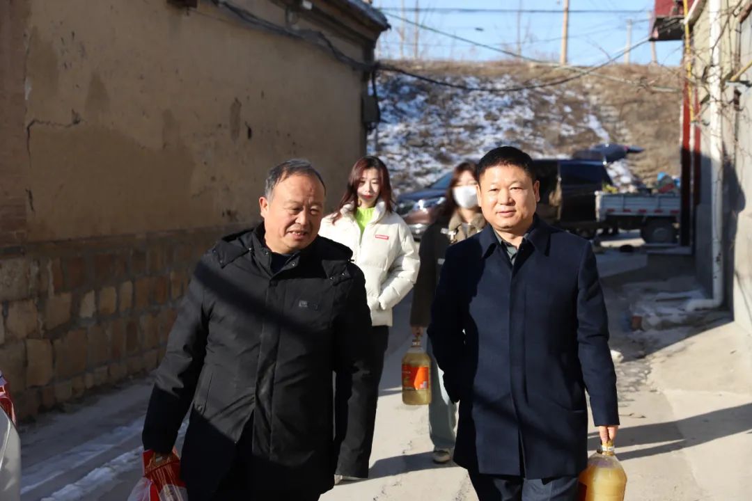 寒冬送暖 情暖人心 | 九游（9game.com）体育·竞技游戏第一门户网站集团走访慰问贫困家庭