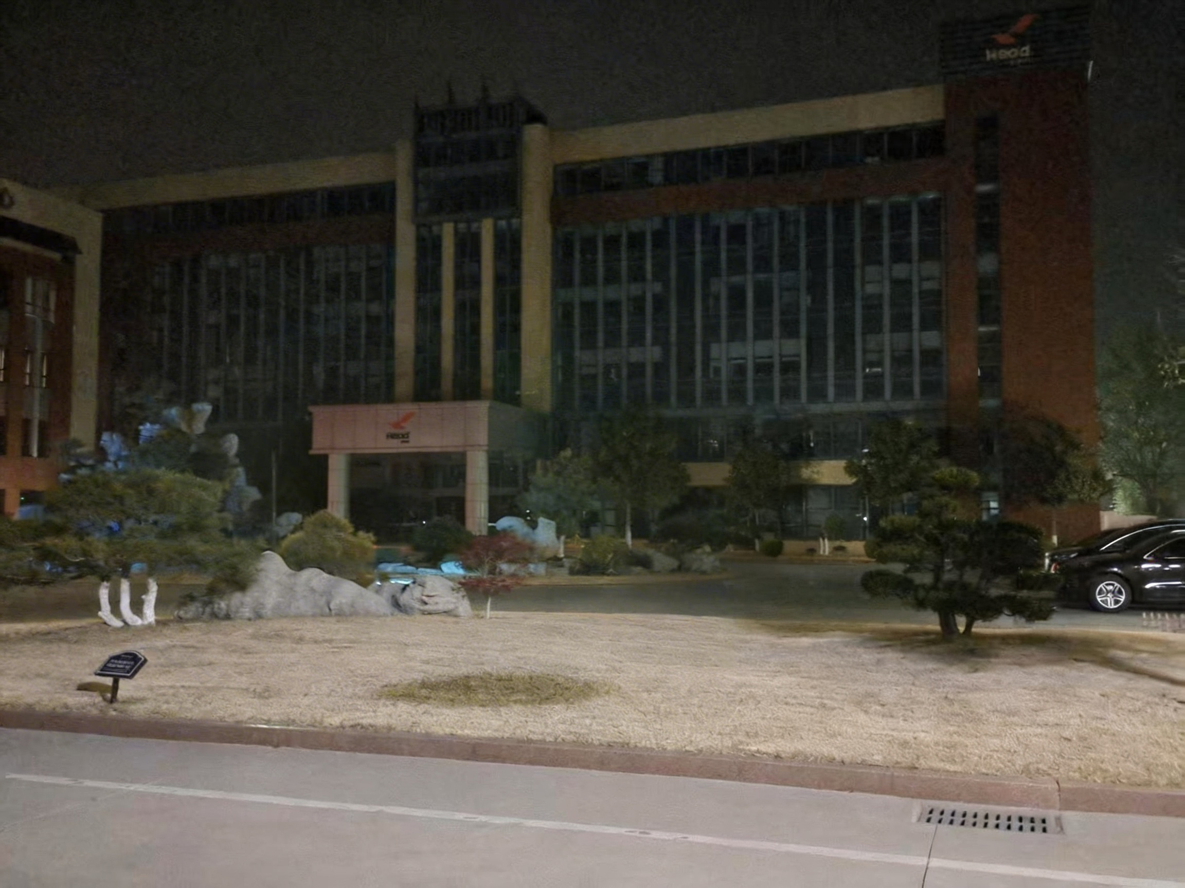 jimeng-2026-03-30-7893-帮我把图片中的所以亮灯处都熄灭,体现熄灯的状态.jpg jimeng-2026-03-30-7893-帮我把图片中的所以亮灯处都熄灭,体现熄灯的状态.jpg